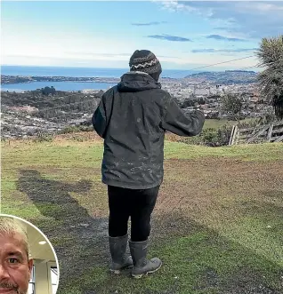  ?? HAMISH MCNEILLY/STUFF (ABOVE) ?? Lyann Heke feeds her chickens. She says she no longer has roosters after complaints from neighbours including Tom Bliss, left.