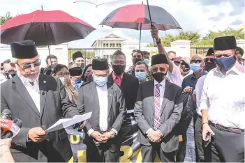  ??  ?? Former prime minister Tun Dr Mahathir Mohamad (second right) and other Opposition MPs at the gates of Istana Negara, April 20, 2021.