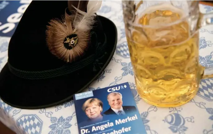  ?? © reuters ?? Met CSU’er Horst Seehofer als verantwoor­delijke voor het Heimatmini­sterie leggen critici smalend de link naar bier, Lederhosen en Dirndl,