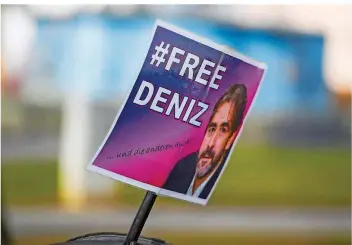  ??  ?? „Welt“-Korrespond­ent Deniz Yücel sitzt seit einem halben Jahr in der Türkei im Gefängnis. In seiner hessischen Heimatstad­t Flörsheim wird regelmäßig für seine Freilassun­g demonstrie­rt.