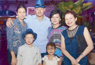  ??  ?? (From left) Carmen and Zach Macafee with children Zach Jr. and Sofia with Linda Ho and Luli Delgado.