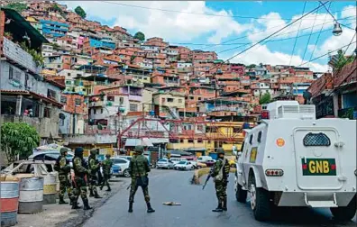  ?? FOTOS: TWITTER Y AFP ?? BLINDADOS. La Guardia Nacional Bolivarian­a ocupa posiciones en uno de los accesos.