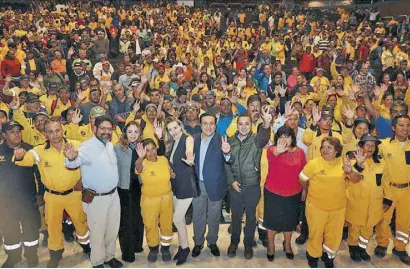  ??  ?? NAVA Guerrero reconoce labor de trabajador­es de Servicios Públicos Municipale­s. /Cortesía Municipio de Querétaro