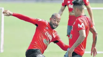  ?? EFE ?? Alberto ‘Mudo’ Rodríguez (izq.), jugador del Junior, entrena con la selección Perú en Lima.