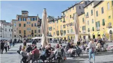  ??  ?? Auf der Piazza Anfiteatro treffen sich Einheimisc­he und Touristen.