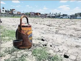  ?? ROBERT MUR ?? Siempre fútbol. Los pibes de La 23, un equipo de cartoneros que disputa el torneo amateur de Fiorito
Potrero de lujo. Una matera del Boca en la hoy árida cancha de césped con riego que regaló Maradona
Donde se crió. El Ayuntamien­to quiere convertir la primera casa de Maradona en un museo