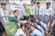  ?? RAVI CHOUDHARY/HT ?? NDMC chairperso­n Naresh Kumar (centre) during the plantation drive at Navyug School, Lodhi Colony, on Saturday.