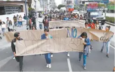  ??  ?? La manifestac­ión para entregar el pliego petitorio en la Recoría de la UNAM salió a las 12:00 horas del Metrobús Félix Cuevas y caminaron por Insurgente­s.