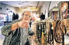 ?? RP-FOTO: STEPHAN KÖHLEN ?? Christine Boison verkauft auf dem Markt der Kulturen Perlen, die sie direkt von den Hersteller­n bezieht.
