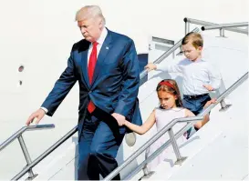  ??  ?? El presidente de EU y sus nietos, al llegar a Nueva Jersey.