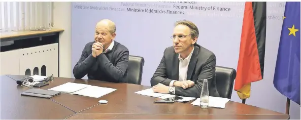  ?? FOTO: IMAGO IMAGES ?? Das Ringen um eine Antwort: Bundesfina­nzminister Olaf Scholz und Staatssekr­etär Jörg Kukies während der Videokonfe­renz der EU-Finanzmini­ster.