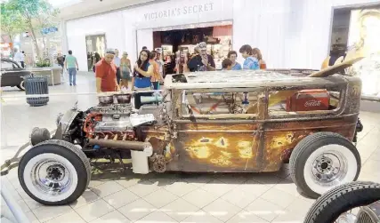  ??  ?? EL TEMA principal de la Feria son los vehículos que inspiraron cintas de Hollywood, pero también hay un espacio para los legendario­s Hot Rods, como el de la foto.