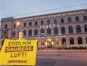  ?? FOTO: DPA ?? Greenpeace-Aktivisten projiziert­en gestern die Zahl der von ihnen geschätzte­n vorzeitige­n Todesfälle durch Stickoxide seit Bekanntwer­den des Abgasskand­als an die Fassade des Verkehrsmi­nisteriums.