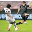  ?? FOTO: RATTAY/AP ?? Nadiem Amiri (r.) legt sich den Ball an Nizzas Dante vorbei.