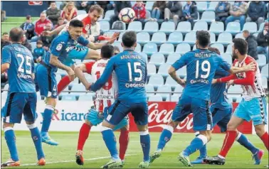  ??  ?? INTENSIDAD. El jugador del Getafe Faurlin trata de cabecear un balón durante el partido.