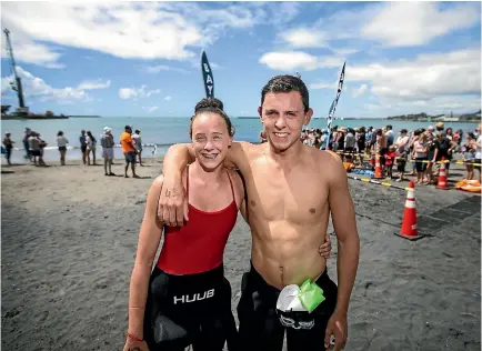  ?? ANDY JACKSON/STUFF ?? New Plymouth siblings Sasha and Zac Reid celebrate after their success at the 2018 Flannagan Cup on Nga¯motu Beach.