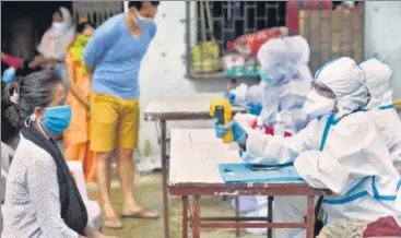  ??  ?? Health workers conduct a Covid-19 screening drive in Dharavi on Tuesday.
SATYABRATA TRIPATHY/HT PHOTO