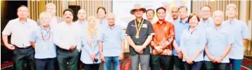  ??  ?? Baru (front, sixth left) joins local officials and LBU representa­tives in a group photo during the dinner in Miri.