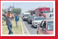  ?? ?? Ante la incertidum­bre de quedare sin empleo cierran el paso a la altura de la Puerta del Milenio por dos horas.