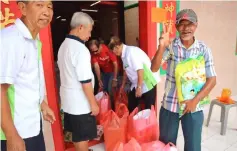  ??  ?? A recipient gives the peace sign while smiling happily after receiving the goodies.