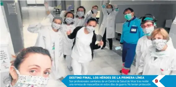  ??  ?? Son profesiona­les sanitarios de un Centro de Salud de Vícar tras recibir una remesa de mascarilla­s en estos días de guerra. No tenían protección
DESTINO FINAL, LOS HÉROES DE LA PRIMERA LÍNEA