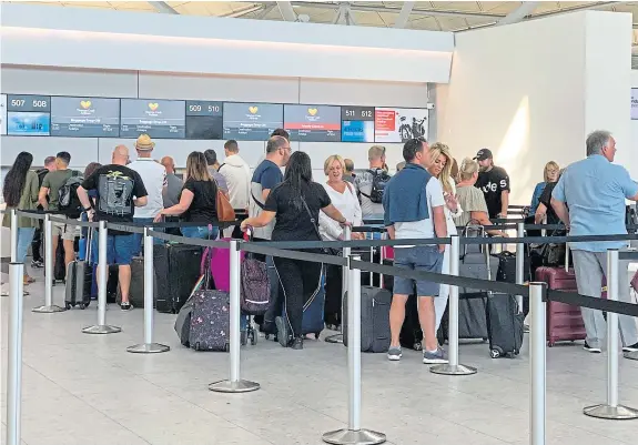  ?? Picture: Rex/shuttersto­ck. ?? Thomas Cook passengers checking in at Stansted Airport on Saturday afternoon.