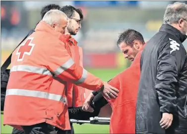  ??  ?? LESIONADO. David Querol tuvo que salir en camilla en el partido del pasado sábado ante el Albacete.
