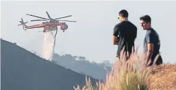  ??  ?? Los fuertes vientos influyen en la rápida propagació­n del fuego en las zonas afectadas.