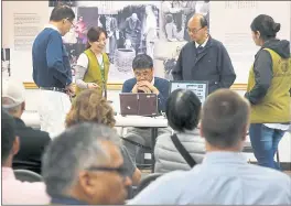  ?? KARL MONDON — STAFF PHOTOGRAPH­ER ?? Jimmy Huang works at a computer alongside other volunteers in the waiting room of the Tzu Chi Foundation’s annual community outreach health event, Sunday on in Milpitas.