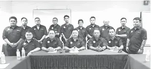  ?? ?? UNTUK ALBUM: Dennis (duduk tengah) bersama ahli dan exco PKS bagi sesi 2024-2026 selepas AGM di Sibu, kelmarin.