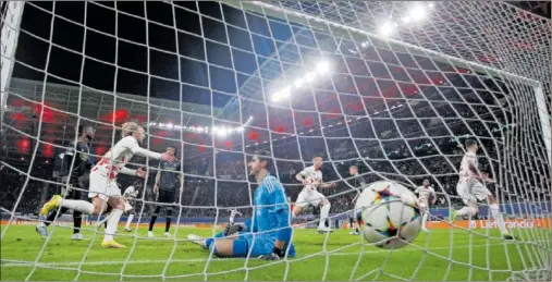  ?? ?? Courtois, en primer plano, desolado tras uno de los goles recibidos por el Leipzig en la noche del pasado martes.