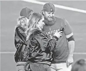  ?? KEVIN JAIRAJ/ USA TODAY SPORTS ?? Justin Turner poses for a picture with his wife, Kourtney Pogue, after the Dodgers defeated the Rays to win the World Series.
