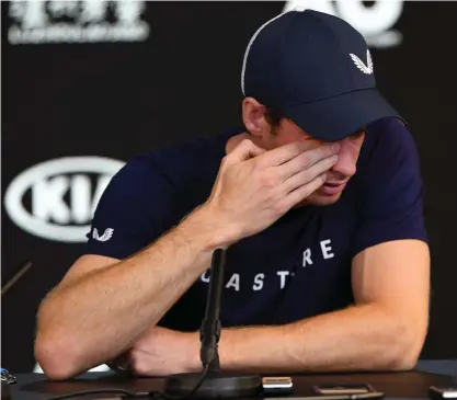  ?? FOTO: LEHTIKUVA-AFP/WILLIAM WEST ?? Andy Murray torkar tårarna under en presskonfe­rens inför Australian Open.