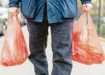  ?? Foto: Sebastian Gollnow, dpa ?? Umweltmini­sterin Svenja Schulze will Plastiktüt­en verbieten – aber nicht alle. Jene, die es an der Gemüsethek­e gibt, sollen weiterhin erhältlich sein. Und das auch noch umsonst.