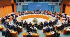  ?? Foto: Guido Bergmann (Bundesregi­erung), dpa ?? Am Runden Tisch im Berliner Kanzleramt wurde um eine friedliche Zukunft für das Bürgerkrie­gsland Libyen gerungen.