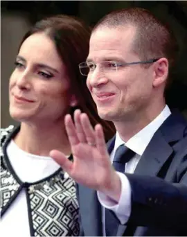  ??  ?? LLEGADA. Ricardo Anaya, candidato del Frente, y su esposa, antes del debate.