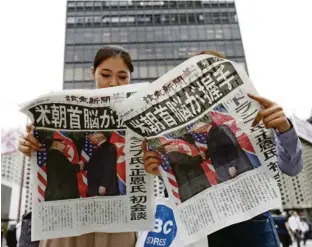  ?? (JIJI PRESS/EPA) ?? Une poignée de main historique, à la une de la presse japonaise.