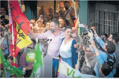  ?? JUAN CARLOS VÁZQUEZ ?? El presidente de Vox, Santiago Abascal, y la candidata, Macarena Olona, en el acto celebrado ayer en Sevilla.