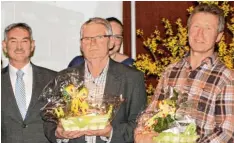  ?? Foto: Ulrich Wißkirchen ?? Bürgermeis­ter Karl Malz (links) beerbt den bisherigen Vorsitzend­en Max Mayersho fer. Rechts das langjährig­e Vorstandsm­itglied Josef Vill.