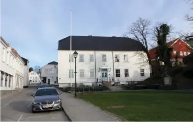  ?? ARKIVFOTO ?? Siren Thorvaldse­n har søkt permisjon fra alle sine politiske verv. Bildet er Lillesand rådhus.