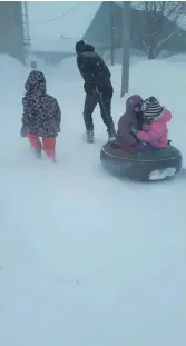  ??  ?? Aux douceurs caprines, de Saint-Gervais, ce n’est pas la tempête qui va empêcher Éloise, Rosalie et Sara d’aller donner un coup de main à papa Jean-Philippe Jolin et maman Marie-Pier Nadeau.