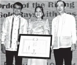  ?? CONTRIBUTE­D PHOTO ?? RECOGNIZED. Retired Judge Antonina B. Oshita Escovilla (center) received from the Minister for Foreign Affairs of Japan, Taro Kono ( from left), the certificat­e of Conferment of the Order of the Rising Sun, Gold Rays with Rosette and the decoration from Ambassador Koji Haneda.