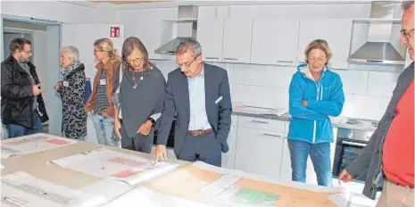  ?? FOTO: OLAF E. JAHNKE ?? Ausgelegte Pläne in der Gemeinscha­ftsküche im Erdgeschos­s: Hier schaut nicht nur Bürgermeis­ter Bruno Walter auf die Details.