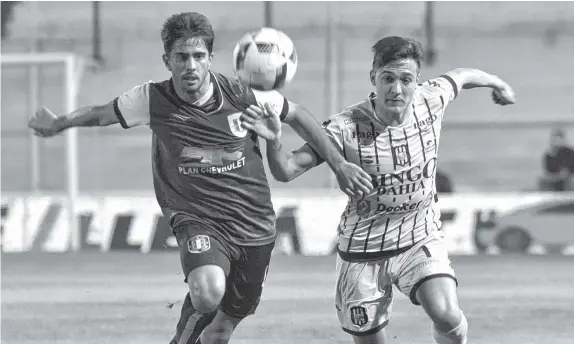  ?? ARCHIVO LA NUEVA. ?? A brazo partido, así tendrá que luchar hoy Olimpo el partido frente a Banfield en el Carminatti. Y que aparezca el de la foto: Francisco "Pancho" Pizzini.