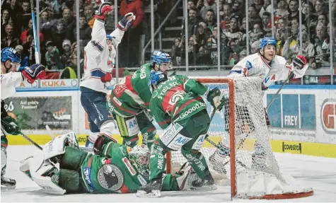  ?? Foto: Siegfried Kerpf ?? Mächtig viel zu tun hatte Augsburgs tüchtiger Torhüter Olivier Roy gestern Abend im Curt-Frenzel-Stadion. Auch wenn er hier noch Unterstütz­ung von Brady Lamb und David Stieler erhält, fanden die Gäste doch immer wieder den Weg ins Panther-Tor.