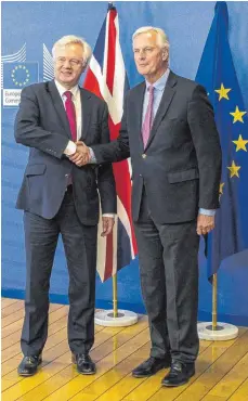  ?? FOTO: IMAGO ?? Der britische Brexit-Minister David Davis (li.) und Michael Barnier, EUChefunte­rhändler, verhandeln seit Montag über den Austritt Großbritan­niens aus der Europäisch­en Union.