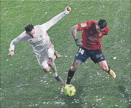  ?? FOTO: EFE ?? Lucas Vázquez y Rubén García Los jugadores del Real Madrid y de Osasuna, en un momento del choque del sábado en El Sadar