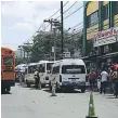  ??  ?? LABOR. Policías de Vialidad en operativos en El Centro.