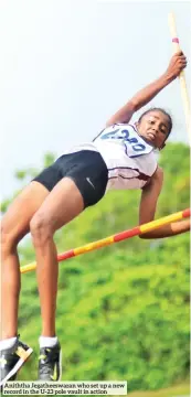  ??  ?? Aniththa Jegatheesw­aran who set up a new record in the U-23 pole vault in action