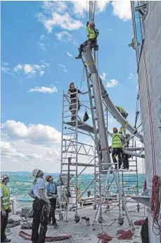  ?? FOTO: TAIYO EUROPE GMBH ?? Arbeiter bauen an der Stahlrohr-Montage für die Membran, die den Turm bald umhüllen wird. Die Aufnahmen sind in 206 Metern Höhe auf der Plattform entstanden.